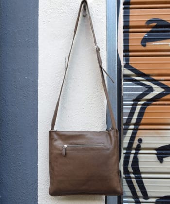 Δερμάτινη τσάντα μεγάλη με γεωμετρικά σχέδια καφέ 1